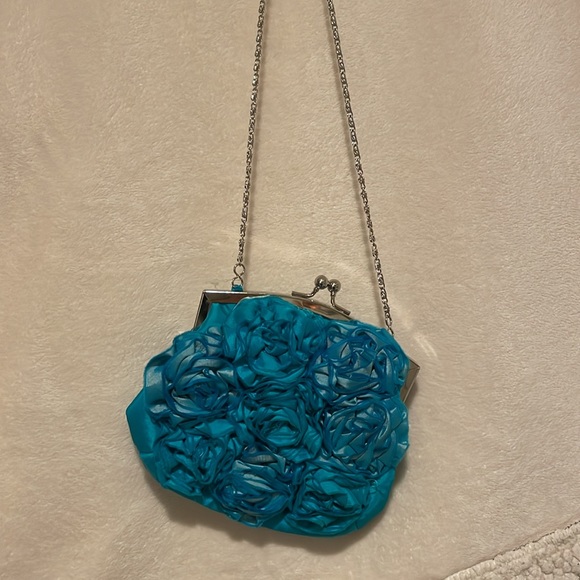 Silky bag with kiss lock closure, chain to wear on shoulder or clutch option. - Picture 7 of 8